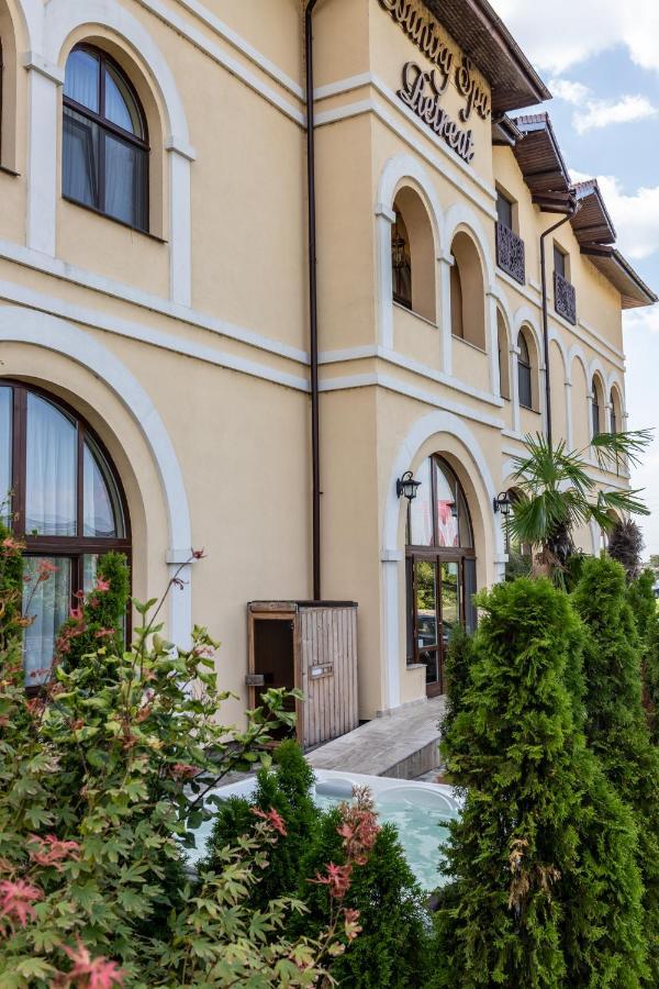 Country Spa Retreat 스나고브 외부 사진 The building of the university library