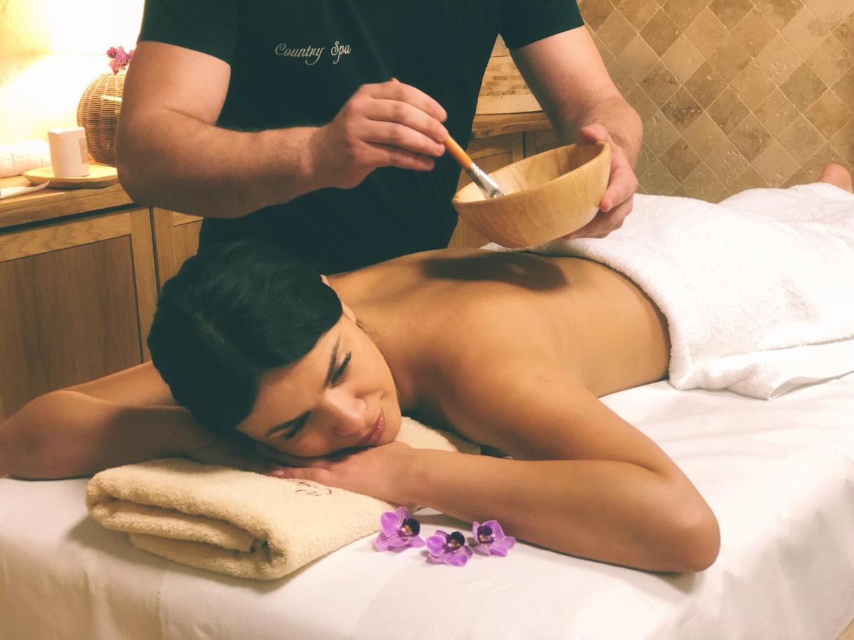 Country Spa Retreat 스나고브 외부 사진 A spa treatment