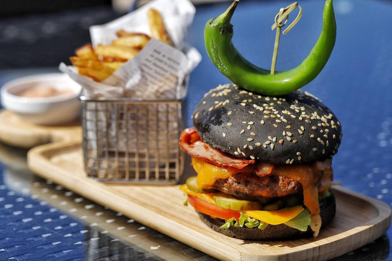 Country Spa Retreat 스나고브 외부 사진 A black bun hamburger