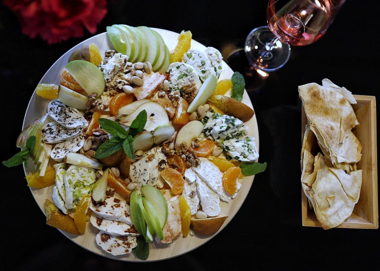 Country Spa Retreat 스나고브 외부 사진 A cheese platter with a selection of cheeses and fruit