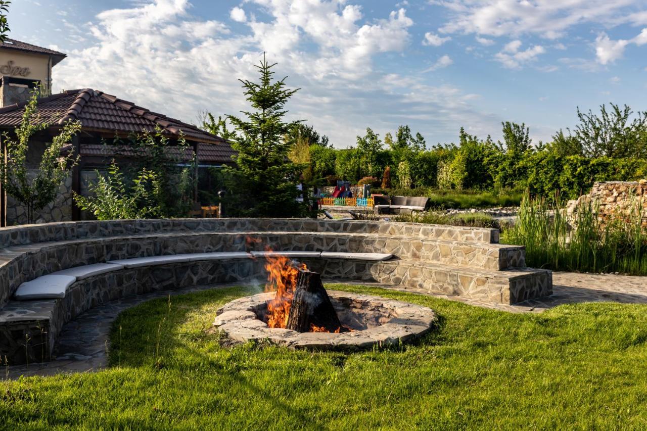 Country Spa Retreat 스나고브 외부 사진 The amphitheater