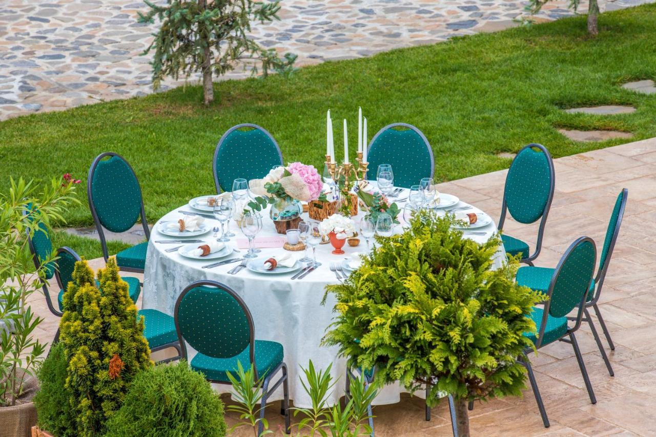 Country Spa Retreat 스나고브 외부 사진 A table set for a wedding reception
