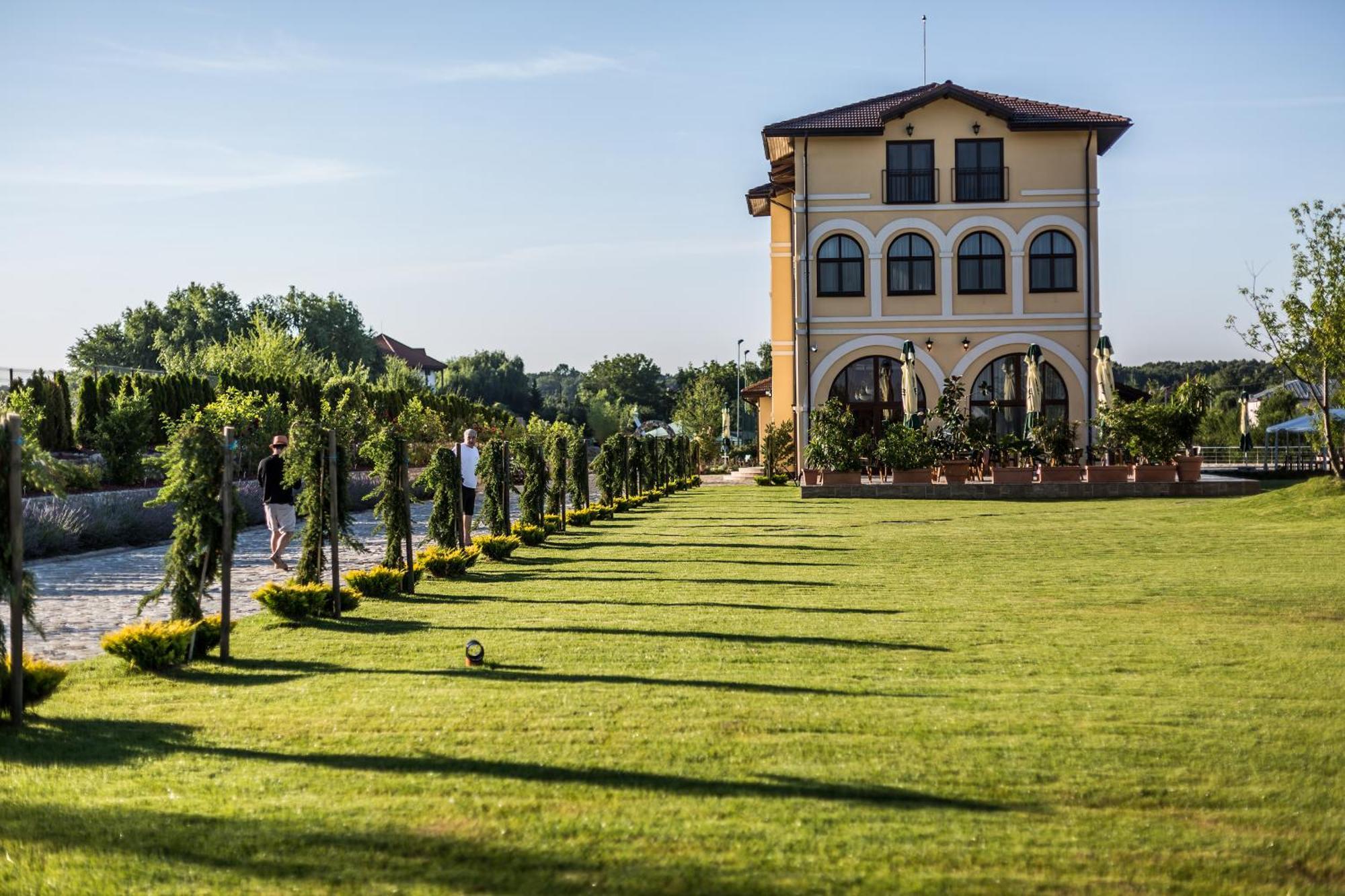 Country Spa Retreat 스나고브 외부 사진 The station building