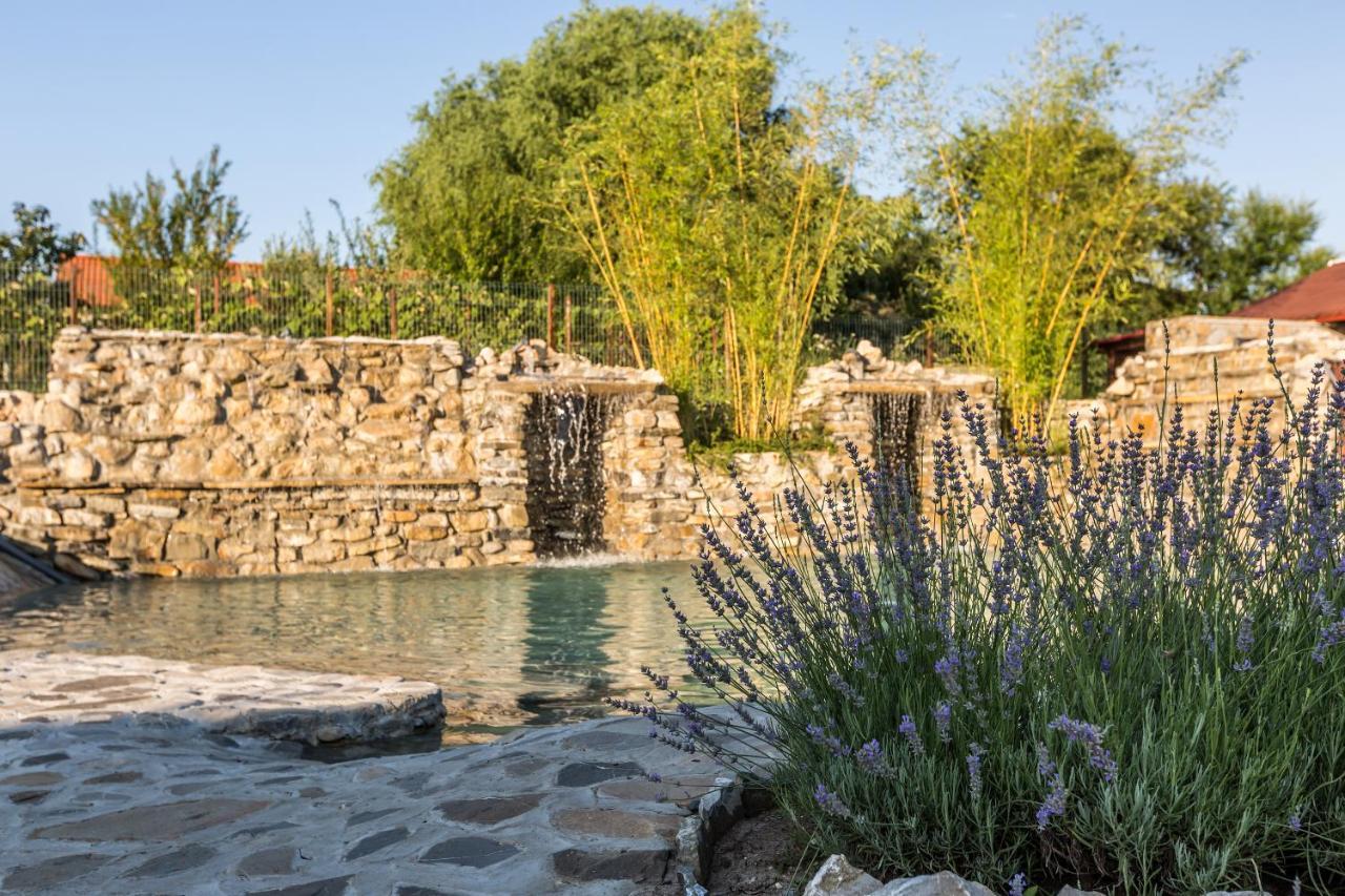 Country Spa Retreat 스나고브 외부 사진 The fountain at the entrance of the park