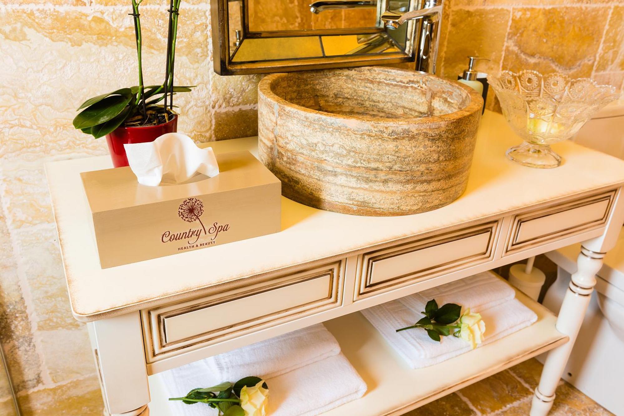 Country Spa Retreat 스나고브 외부 사진 A stone sink