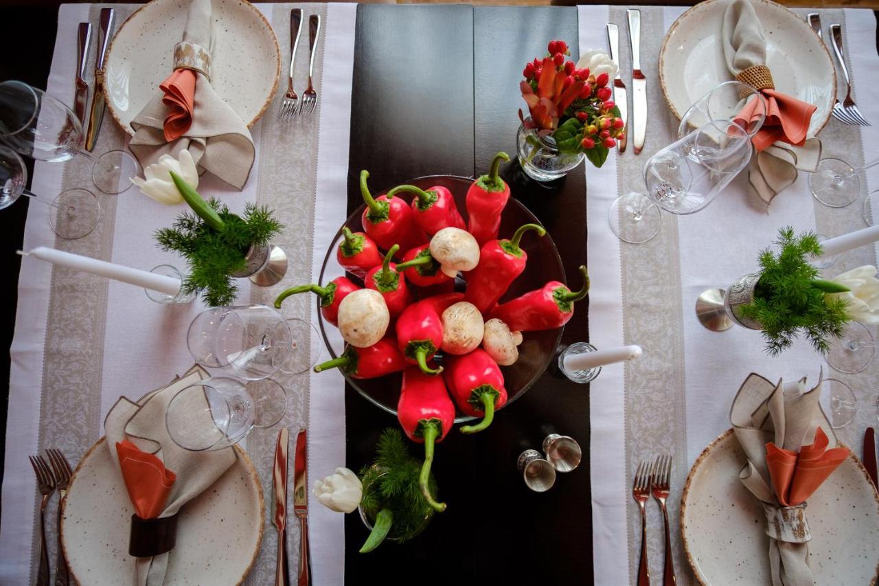 Country Spa Retreat 스나고브 외부 사진 A table set for a dinner party