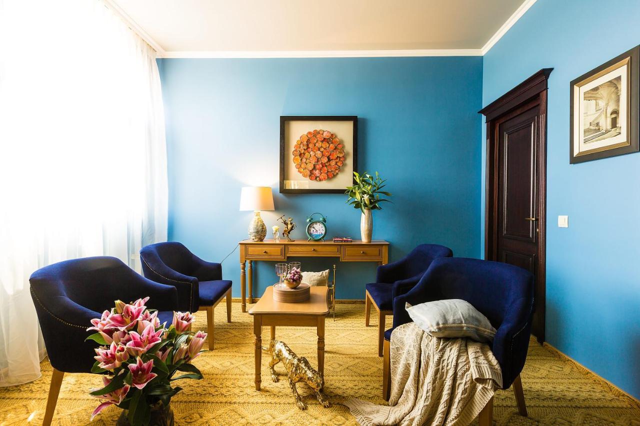 Country Spa Retreat 스나고브 외부 사진 A room with blue walls and blue furniture