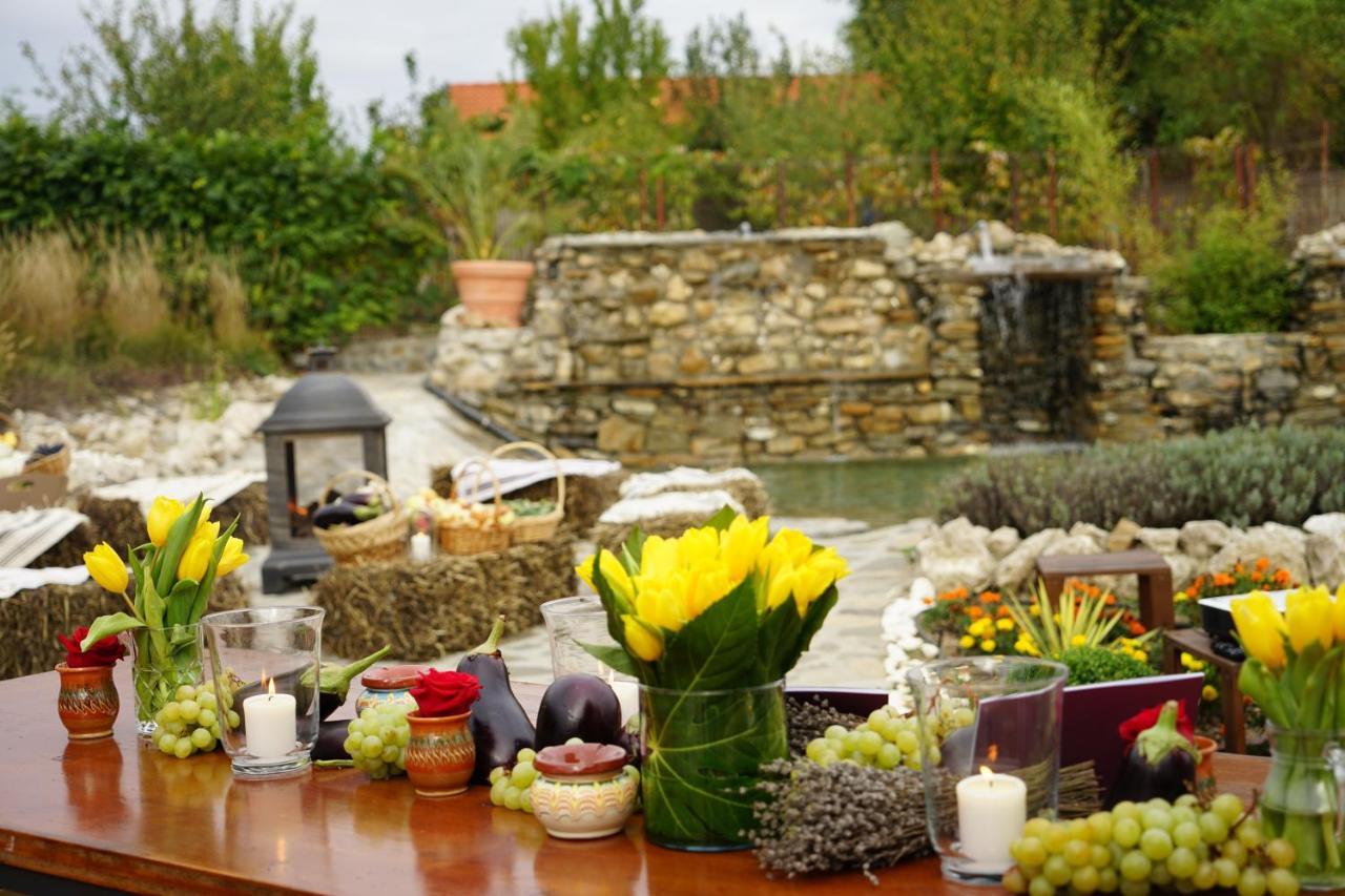 Country Spa Retreat 스나고브 외부 사진 A typical table at a Greek wedding