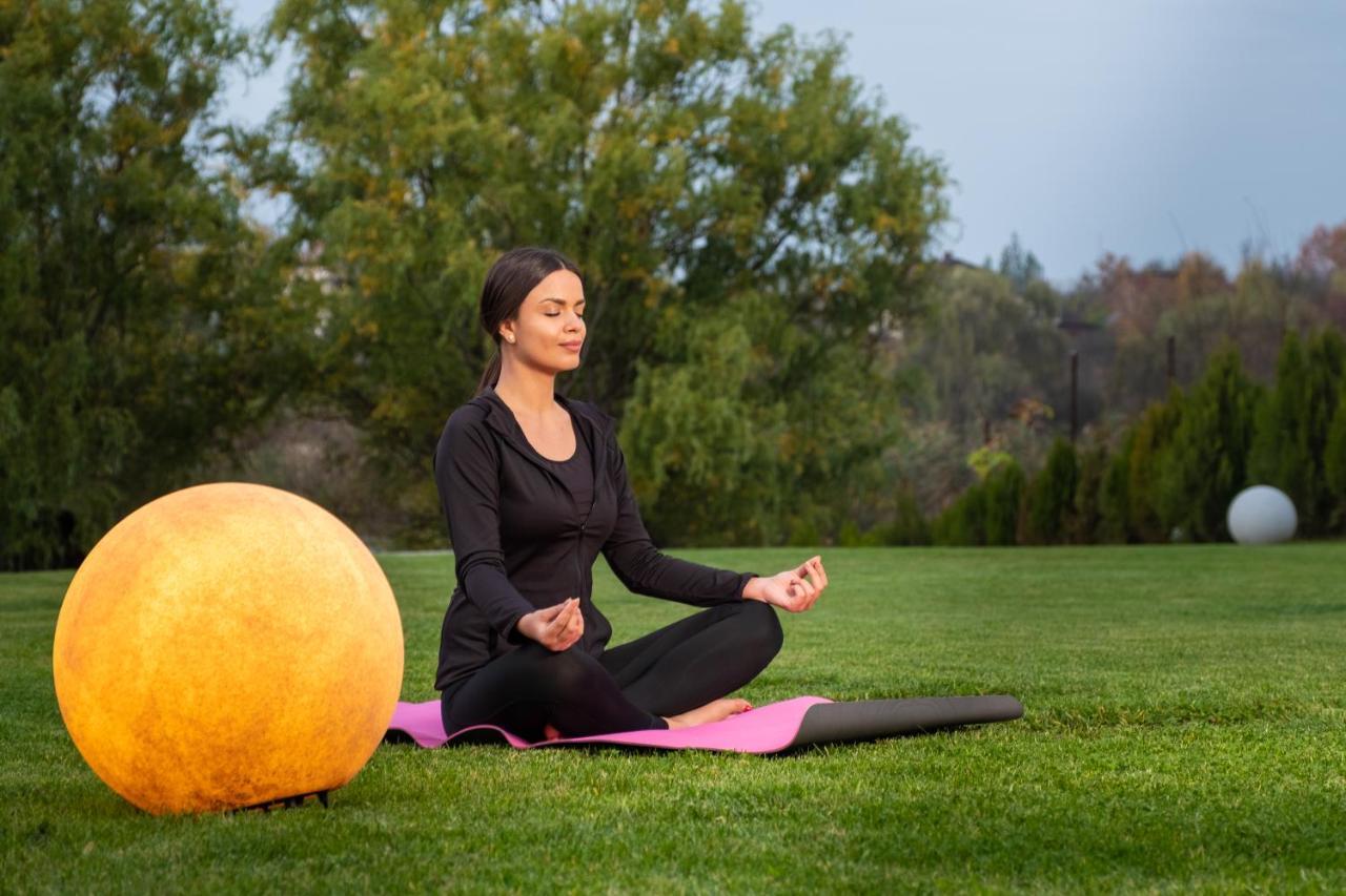 Country Spa Retreat 스나고브 외부 사진 A woman meditating