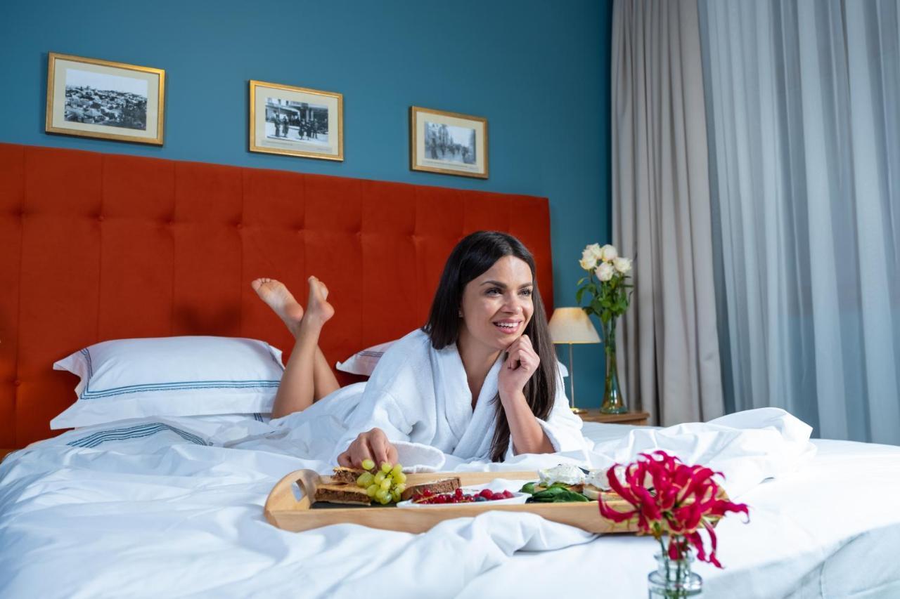 Country Spa Retreat 스나고브 외부 사진 A woman in a bathrobe